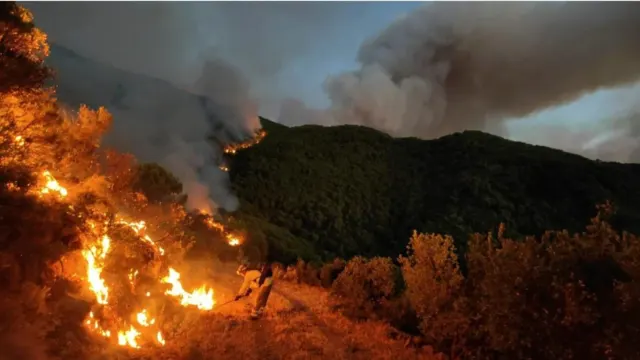 Un incendio nocturno en Parauta amenaza a la Sierra de las Nieves