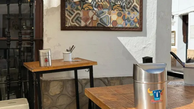 Campaña de reparto de recipientes para depositar los residuos en las mesas de las terrazas