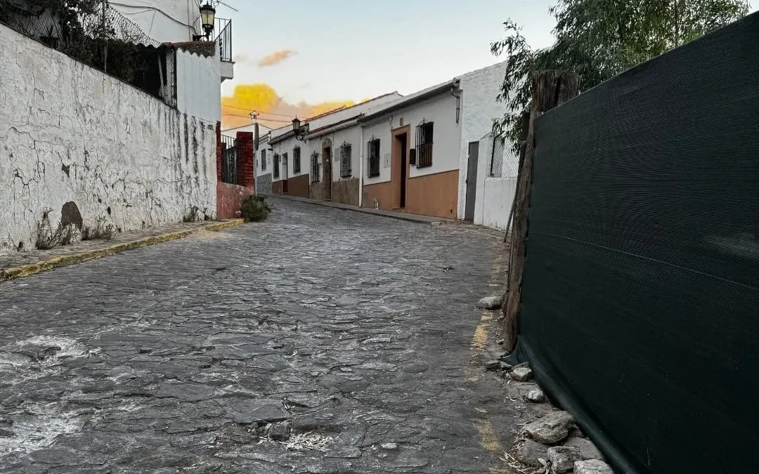Indignación vecinal por el abandono de la calle Albahaca en Ronda