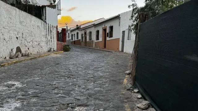 Indignación vecinal por el abandono de la calle Albahaca en Ronda