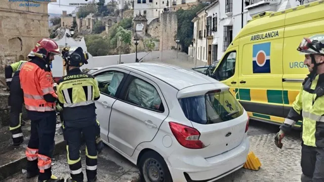 Los bomberos intervienen en un accidente en la Fuente de los Ocho Caños de Ronda
