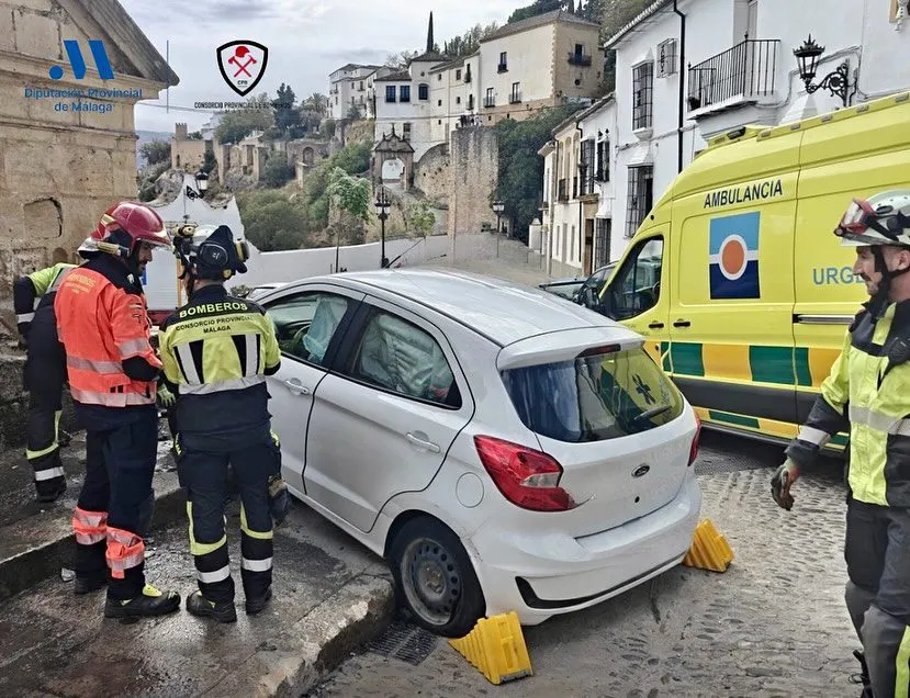 Los bomberos intervienen en un accidente en la Fuente de los Ocho Caños de Ronda