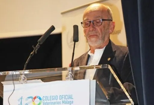 Los veterinarios de Málaga reconocen con su máxima distinción a Miguel Ángel Pezzi por su visión integradora de la salud pública