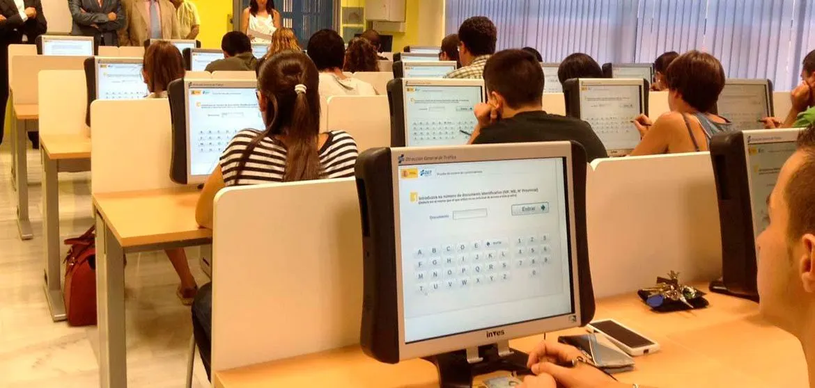 La negativa del Ayuntamiento a firmar un sencillo convenio con las autoescuelas deja a los rondeños obligados a desplazarse a Málaga para examinarse