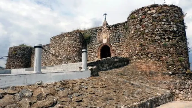 Un camposanto entre murallas: el sorprendente cementerio-castillo de Benadalid