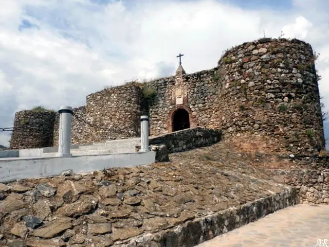 Un camposanto entre murallas: el sorprendente cementerio-castillo de Benadalid