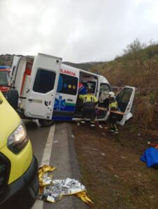Once heridos en un choque frontal entre una ambulancia colectiva y un turismo en Cañete la Real