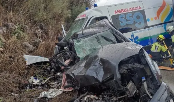 Once heridos en un choque frontal entre una ambulancia colectiva y un turismo en Cañete la Real