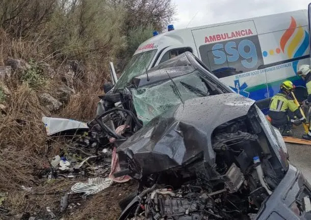 Once heridos en un choque frontal entre una ambulancia colectiva y un turismo en Cañete la Real