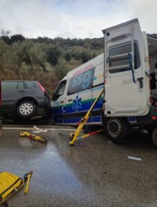 Once heridos en un choque frontal entre una ambulancia colectiva y un turismo en Cañete la Real