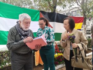 Fotogalería de la ofrenda floral de la Asociación de la Memoria Histórica de Ronda en homenaje a las víctimas del franquismo