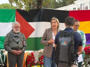 Fotogalería de la ofrenda floral de la Asociación de la Memoria Histórica de Ronda en homenaje a las víctimas del franquismo