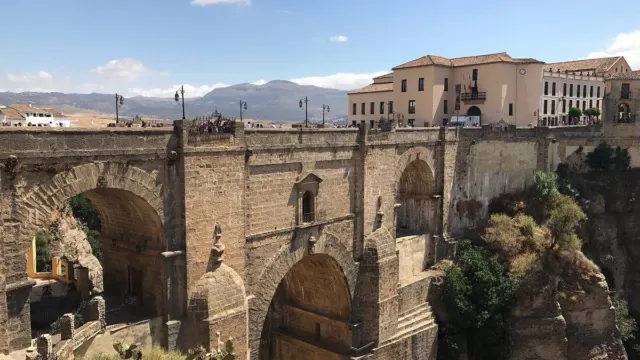 La falta de planificación en los cortes del Puente Nuevo genera críticas en Ronda