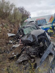 Once heridos en un choque frontal entre una ambulancia colectiva y un turismo en Cañete la Real