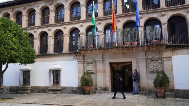 El PSOE tacha de “mediocres” los presupuestos municipales de Ronda para 2026 y alerta de un desfase de 1,2 millones