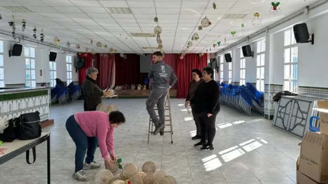Algatocín se decora para la Navidad con mirada femenina