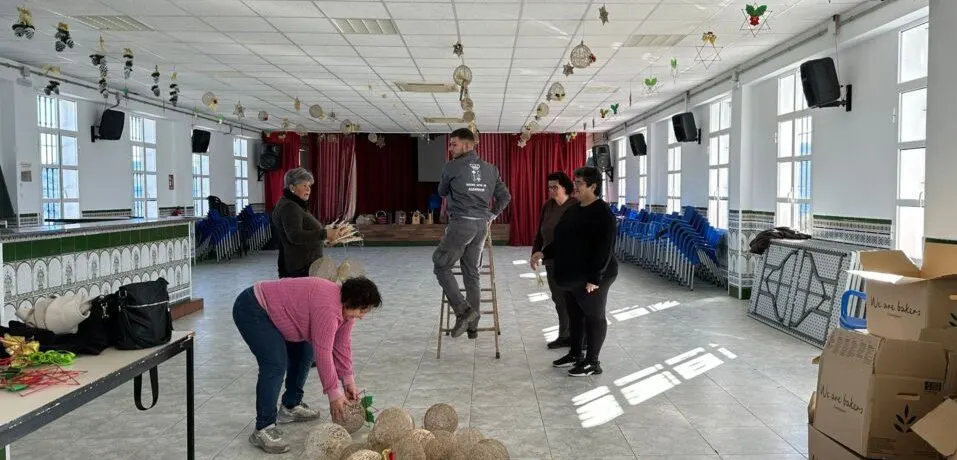 Algatocín se decora para la Navidad con mirada femenina