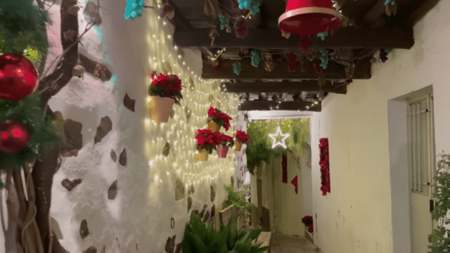 Jubrique se convierte en una postal navideña gracias a la creatividad de sus vecinos (Vídeo)