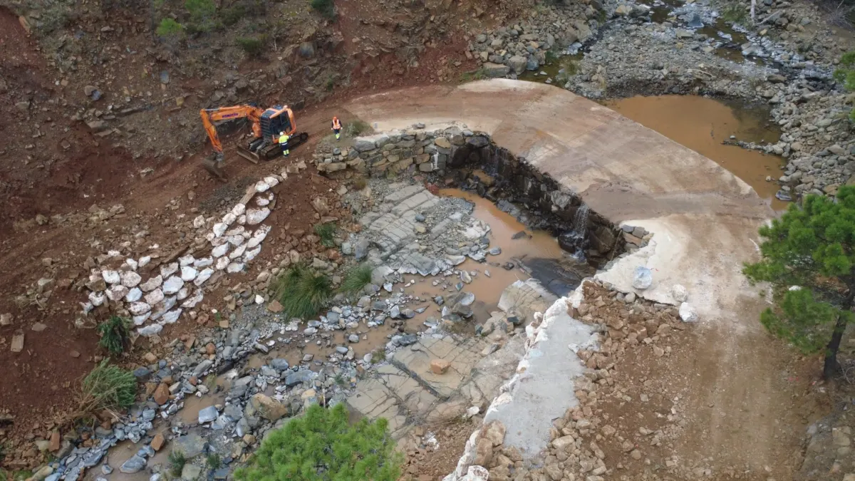 Genalguacil acondiciona el camino de ‘Cueva de Vaque’