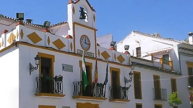 El alcalde de Montejaque (950 habitantes) que aseguró que trabajaría gratis, percibe 34.840 euros anuales y disfruta de coche oficial de lujo por…