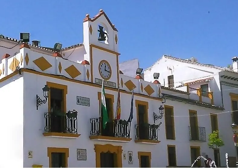 El alcalde de Montejaque (950 habitantes) que aseguró que trabajaría gratis, percibe 34.840 euros anuales y disfruta de coche oficial de lujo por…