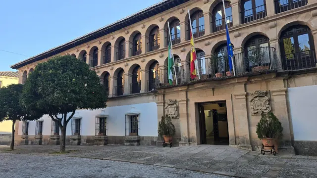 Las banderas del Ayuntamiento de Ronda ondean a media asta por los tres días de luto oficial decretados en toda España