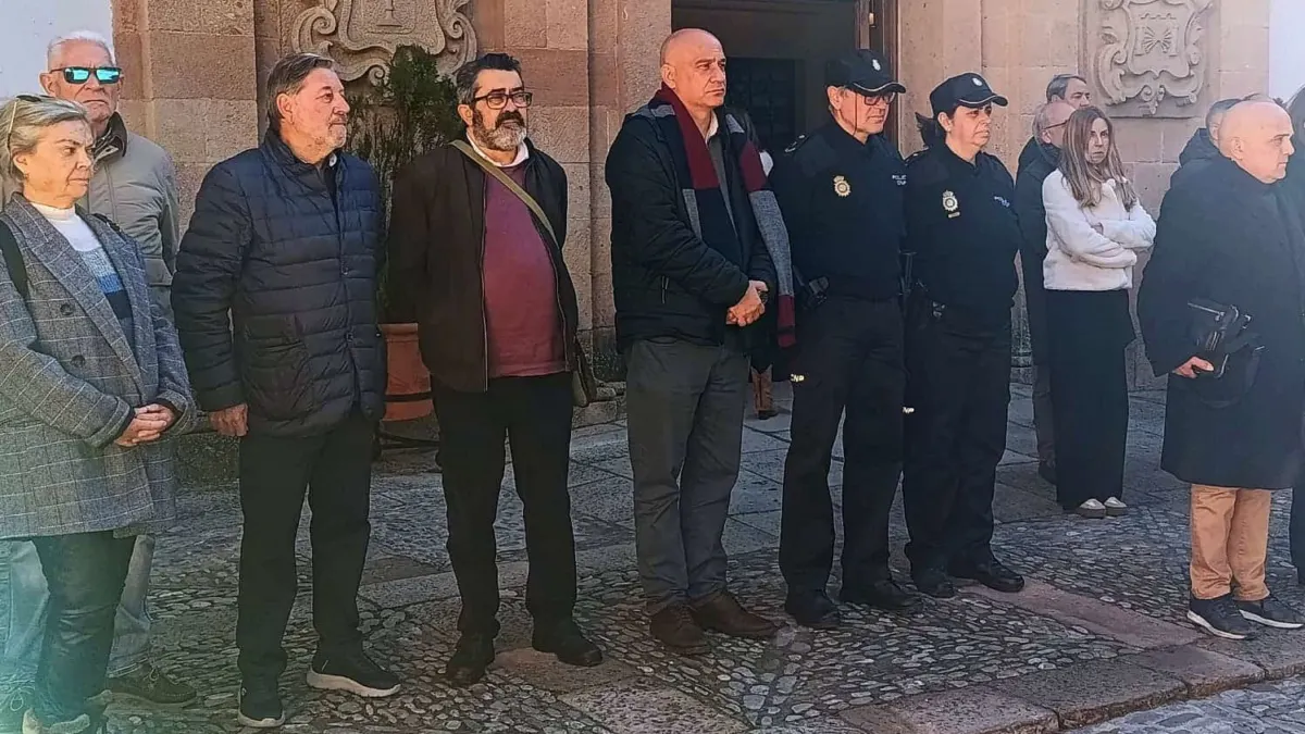 Ronda guarda un minuto de silencio en repulsa por el presunto crimen machista ocurrido en la localidad gaditana