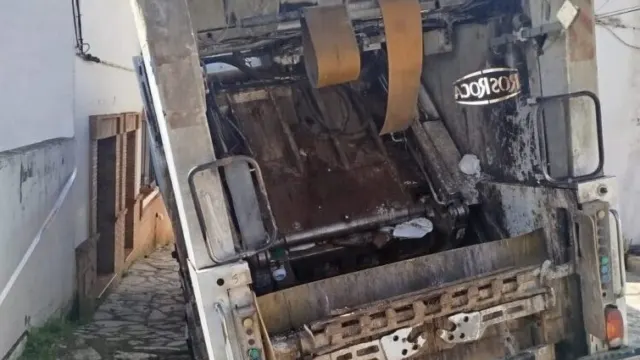 Un camión de SOLIARSA se hunde en la calle Tomilla