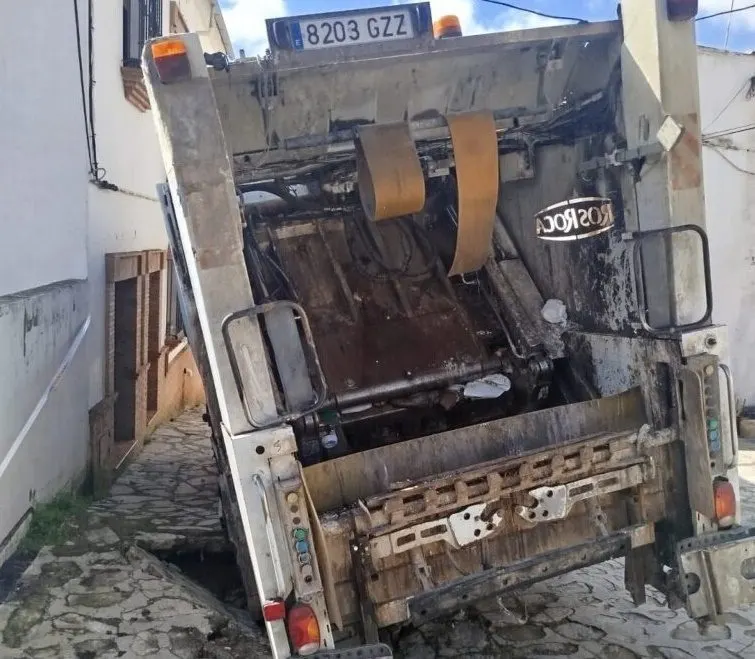 Un camión de SOLIARSA se hunde en la calle Tomilla