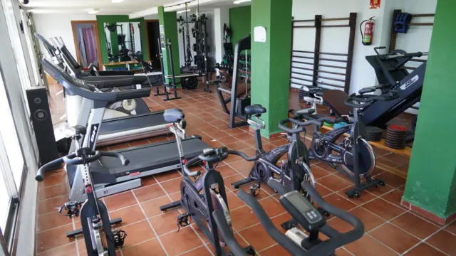 Jubrique refuerza su apuesta por el deporte con nuevo equipamiento en el gimnasio municipal