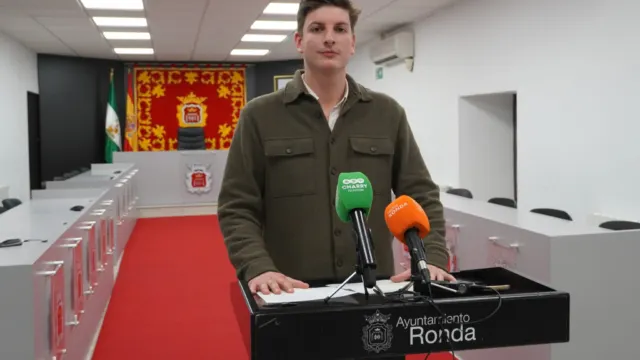 Ronda licita por más de 450.000 euros el vestuario del personal municipal y el mantenimiento eléctrico