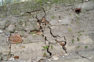 Las lluvias provocan socavones y graves daños en calles y edificios de Cartajima