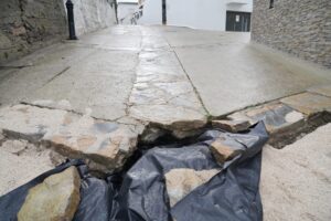 Las lluvias provocan socavones y graves daños en calles y edificios de Cartajima