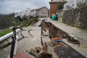 Las lluvias provocan socavones y graves daños en calles y edificios de Cartajima