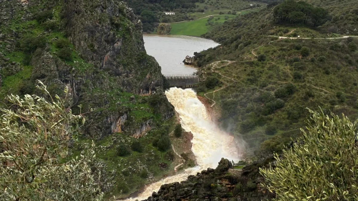 La presa de Montejaque comienza a aliviar agua tras alcanzar su capacidad máxima