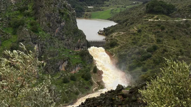 La presa de Montejaque comienza a aliviar agua tras alcanzar su capacidad máxima