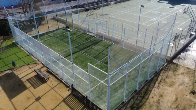 Cartajima renueva por completo su pista municipal de pádel para mejorar la práctica deportiva