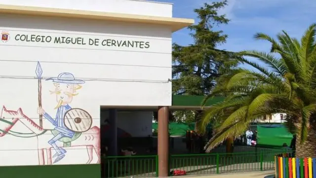 Padres y madres del CEIP Miguel de Cervantes se plantan ante la Junta de Andalucía por la falta de recursos para alumnos con necesidades especiales