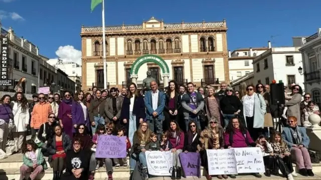La concentración del 8-M en Ronda organizada por Rondafem evidencia la ausencia del Gobierno municipal