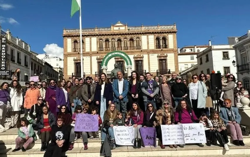 La concentración del 8-M en Ronda organizada por Rondafem evidencia la ausencia del Gobierno municipal