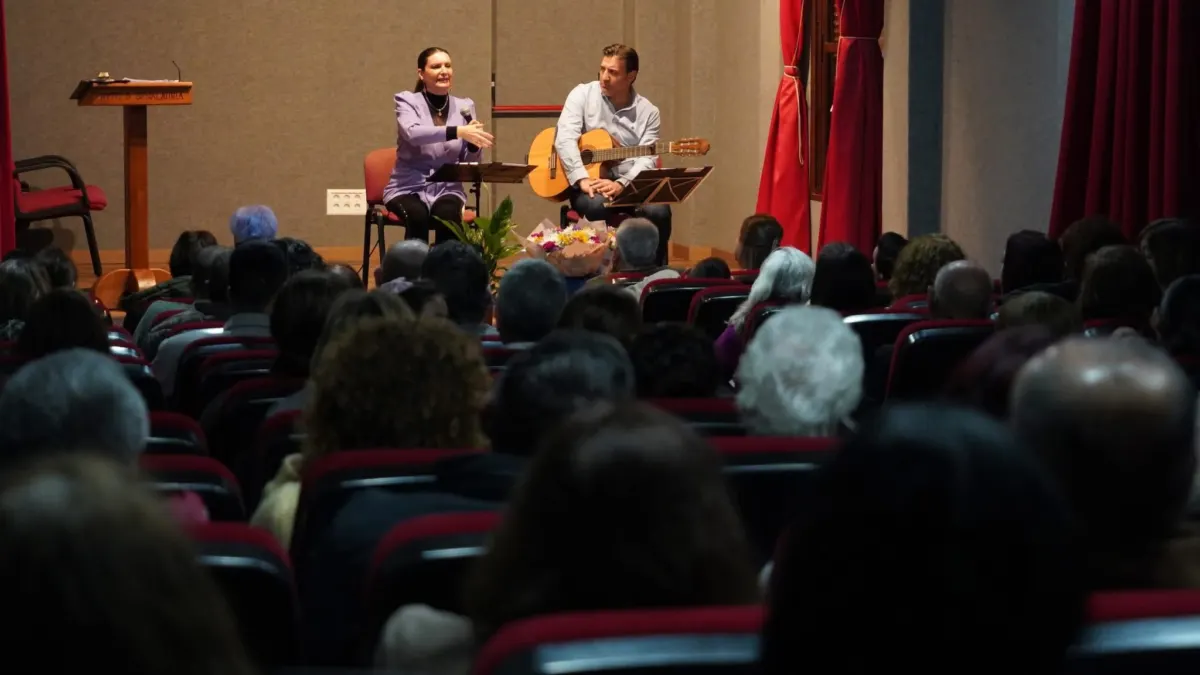 Benalauría rinde un emotivo homenaje a sus mujeres en un salón de actos ‘El Pico’ al completo
