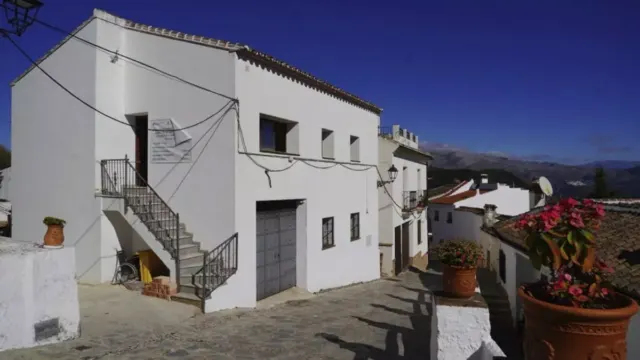 Benadalid culmina la reforma integral de la antigua Casa de los maestros
