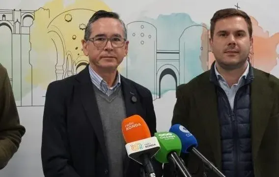 UPA Andalucía reparte tarrinas de fresas en Ronda para reivindicar el consumo de producto local y el esfuerzo del sector agrícola