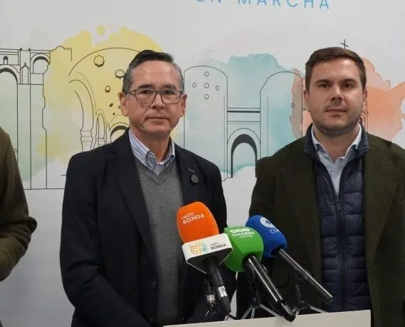 UPA Andalucía reparte tarrinas de fresas en Ronda para reivindicar el consumo de producto local y el esfuerzo del sector agrícola