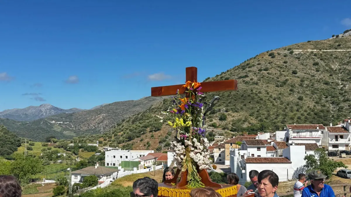 Alpandeire recupera el Día de la Cruz con una jornada de convivencia y tradición popular