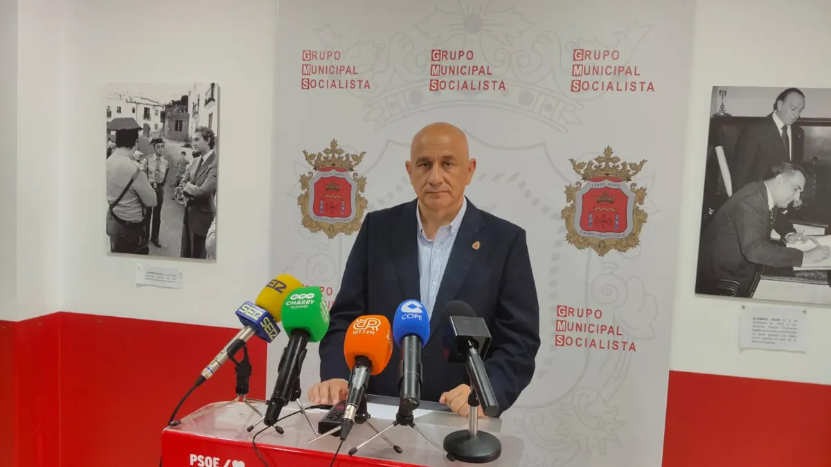El PSOE de Ronda advierte de que la alcaldesa “tiene pie y medio en el banquillo” y reclama al PP que busque sustituto para garantizar la…