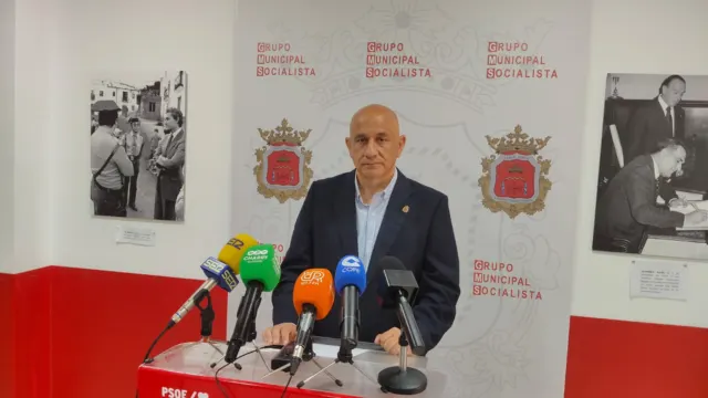 El PSOE de Ronda advierte de que la alcaldesa “tiene pie y medio en el banquillo” y reclama al PP que busque sustituto para garantizar la…