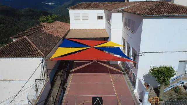 El Ayuntamiento de Jubrique instala nuevos toldos en el patio del CPR Almazara mientras las familias reclaman a la Junta de Andalucía estabilidad…