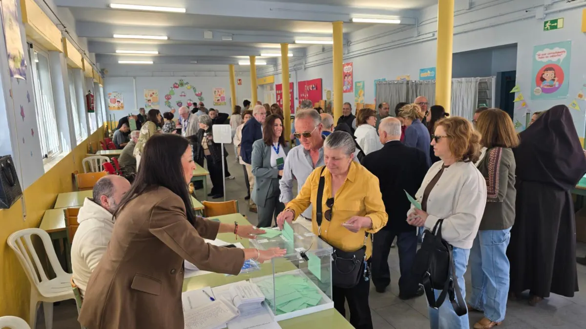 elecciones urnas. gente votando en Ronda
