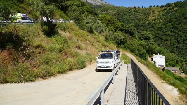 Benalauría avanza en la construcción de un gran aparcamiento público tras la cesión de un tramo de la MA-8306